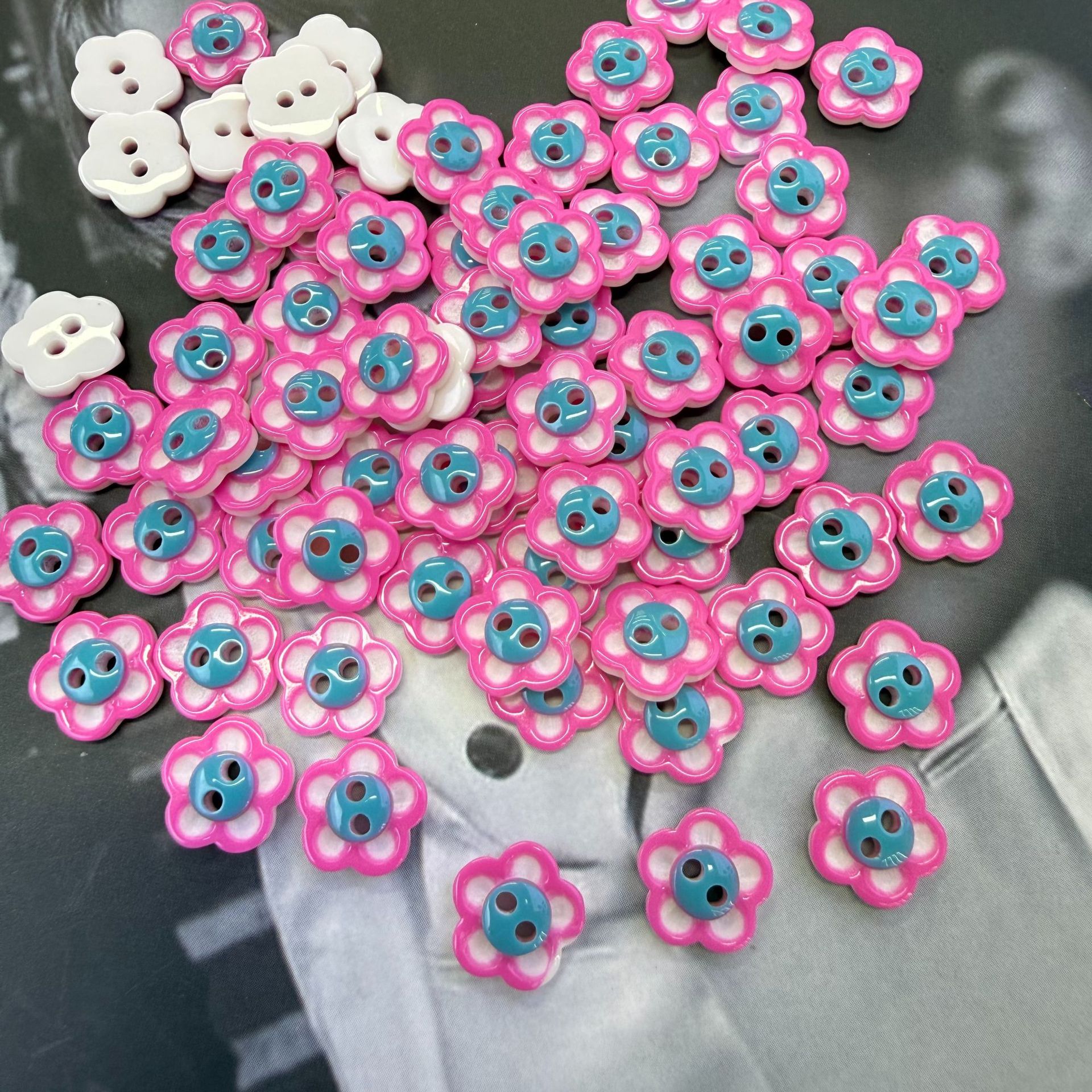 New two-eye and four-eye resin buttons, pink buttons, cute DIY handcrafted buttons, shirt, knitted sweater buttons pic 4