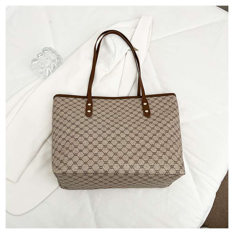 A simple and fashionable large-capacity bag for women in 2025, a trendy six-year tote bag for women, a large-capacity single-shoulder bag for commuting pic 34