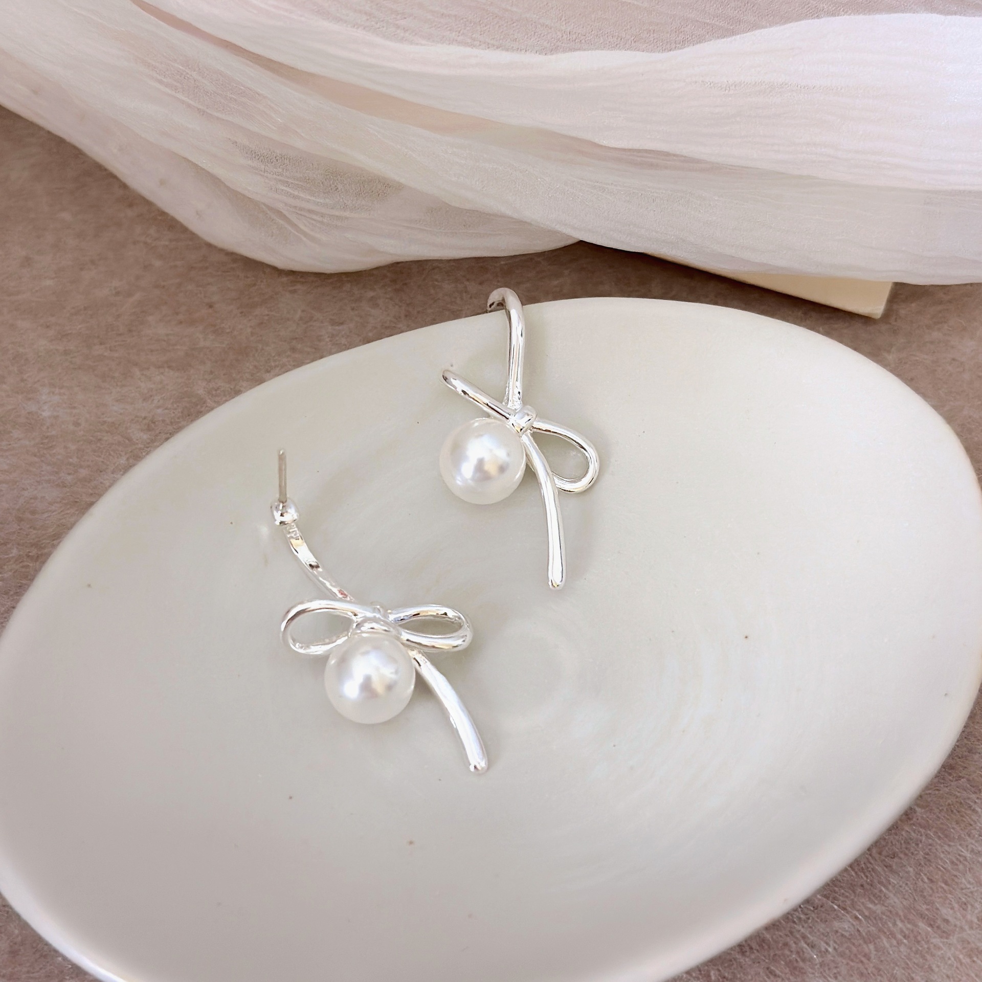 Bow pearl earrings, a niche design for women, ear studs, no ear holes, one-piece mosquito-repellent incense plate ear clips pic 7