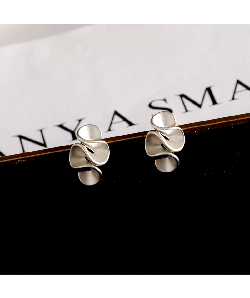 Hyacinth Geometric pleated milk tea flower stud earrings are a new hit for women in 2024. The ruffled edge earrings are a niche design for women pic 7