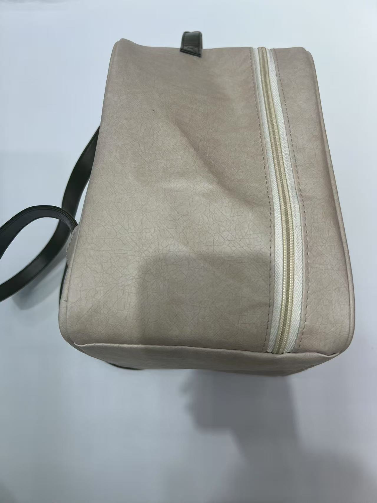 Factory direct sales of fashionable hand-held dog bags, large-capacity breathable cat backpacks, pet outings, factory wholesale pic 2