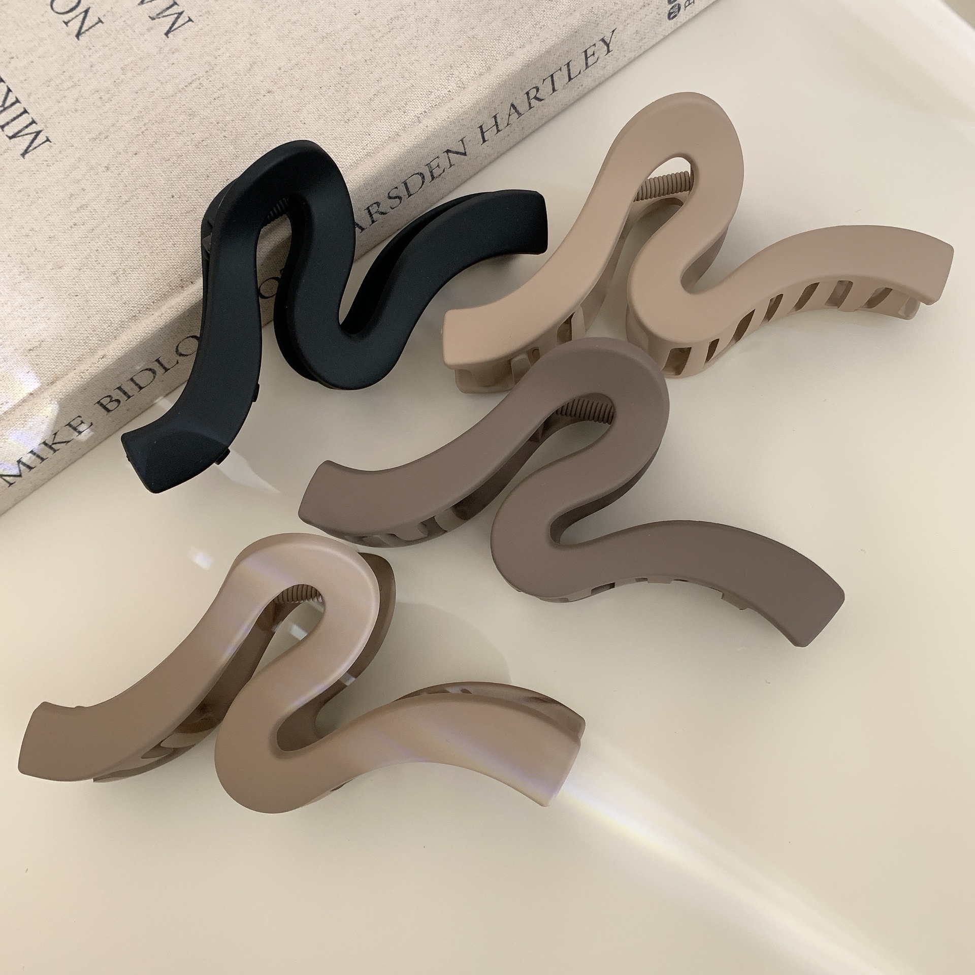 全新韩版简约几何设计塑料发夹子 鲨鱼夹子盘发抓夹 复古头饰新款发抓夹子时尚发夹详情3