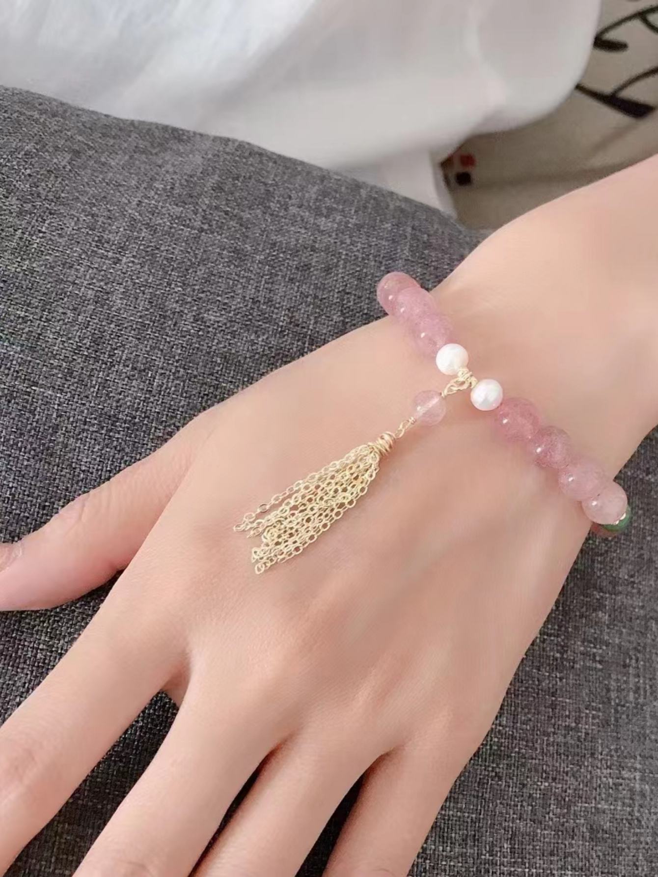 The retro strawberry crystal tassel bracelet is versatile, fresh, sweet and cute, with a delicate fragrance style pic 4