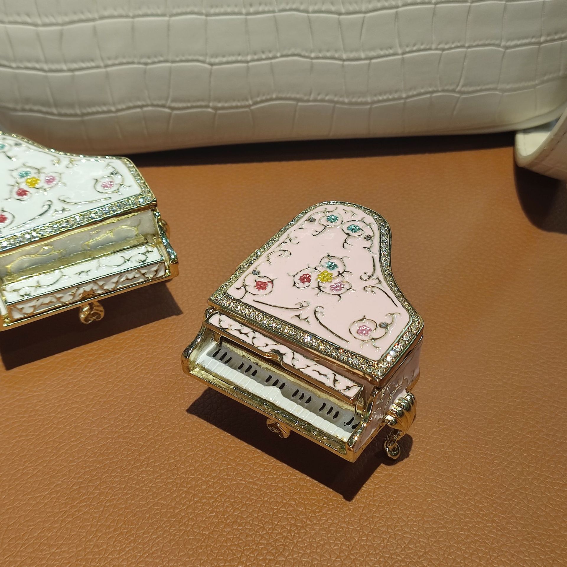 Metal enamel painted and diamond-encrusted piano small ornaments for sale, wholesale of small gifts, creative home desktop, light luxury decoration pic 7