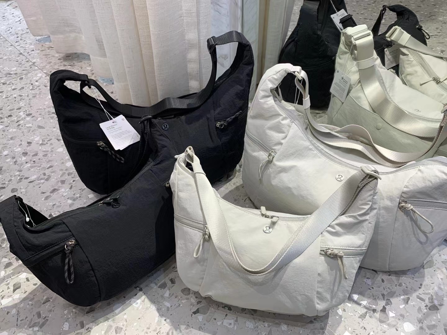 lululemon包大容量休闲百搭13L牛角包月牙包小众女士单肩斜挎包详情15