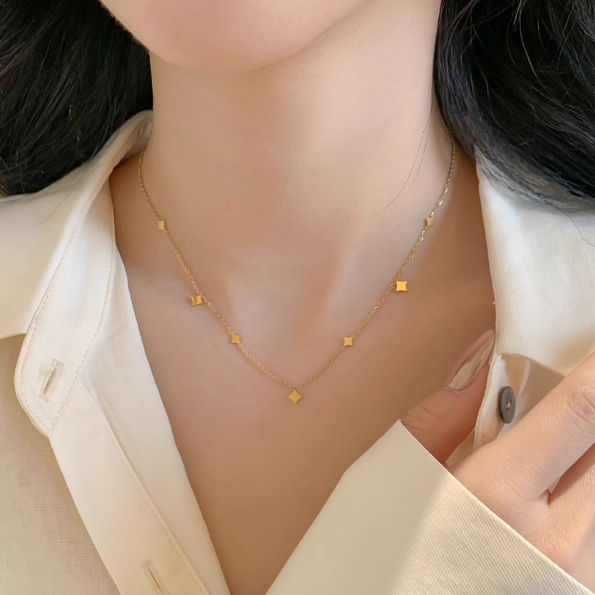 Sequined five-pointed star necklace, French simple and elegant, exquisite titanium steel gold-plated color-preserving collarbone chain, star necklace for women pic 3