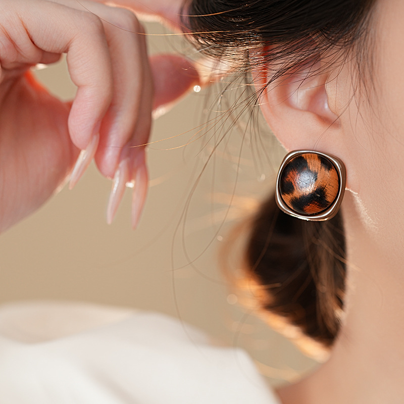 银针欧美复古皮革豹纹方形耳钉小众复古风耳环跨境气质高级感耳饰详情18