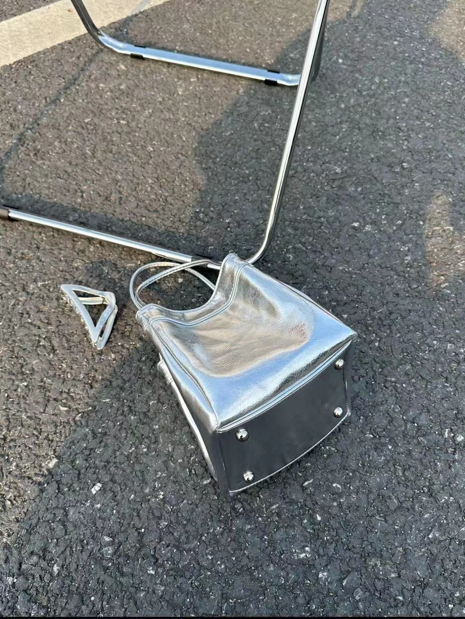 The new high-end mirror-like texture bucket bag is fashionable, versatile and trendy. The shell luster dopamine is paired with a handbag pic 11