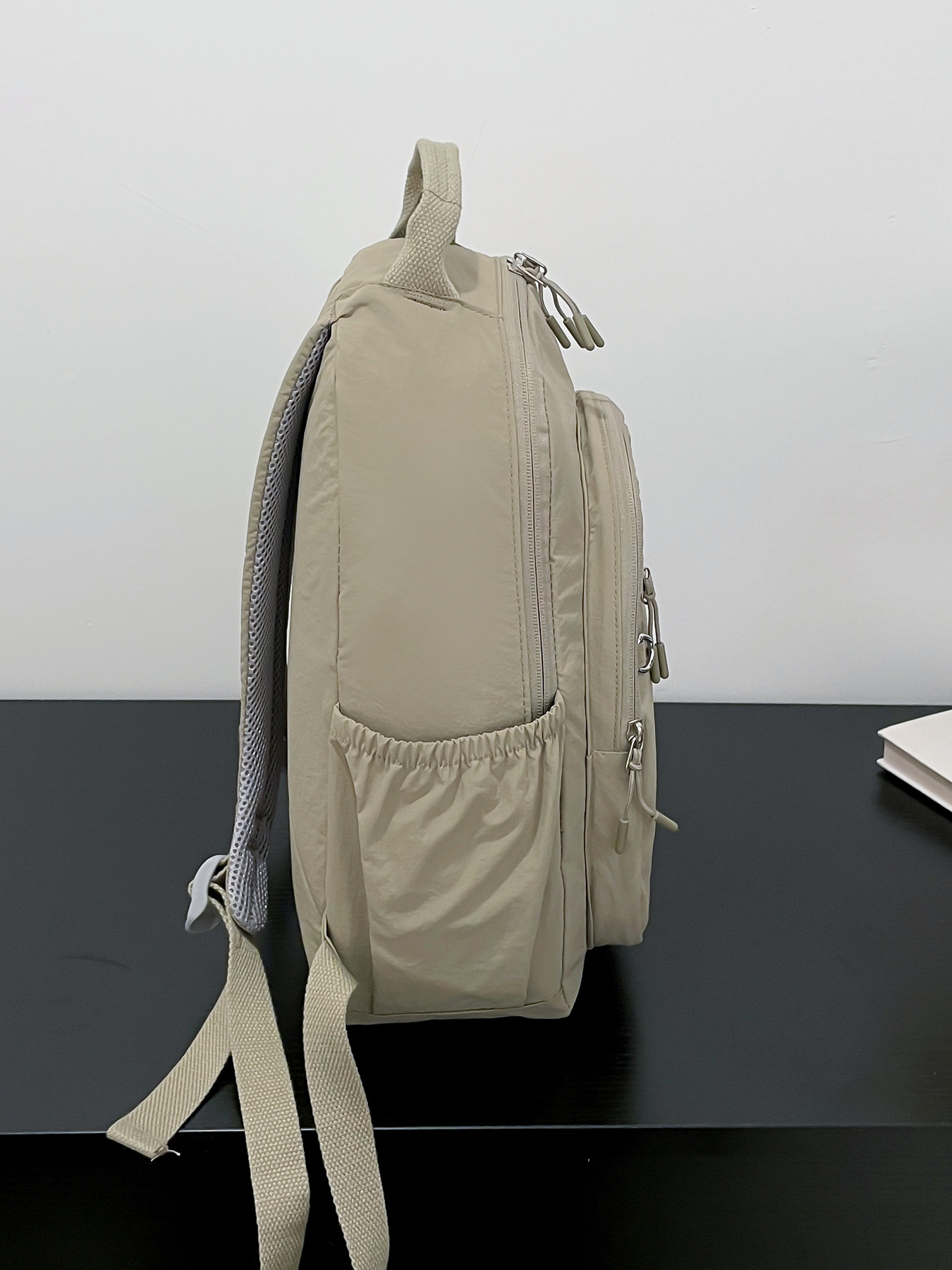 现货外贸跨境大容量轻便多隔层女士休闲百搭防泼水学生双肩包学生详情9