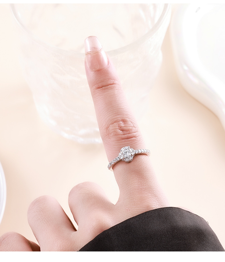 卓恒甄选1克拉新品韩版花形四爪时尚银仿真莫桑石闪钻开口戒指女生日礼物详情4