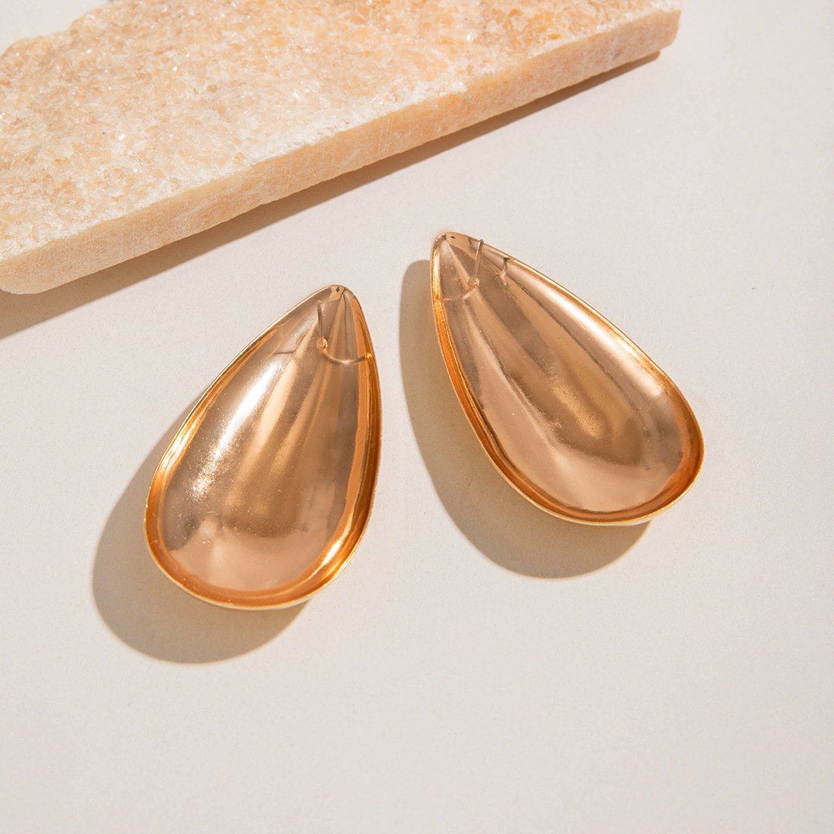 欧美跨境金色八字麻花大水滴铁质耳环设计感几何方形扭纹耳坠耳饰详情3