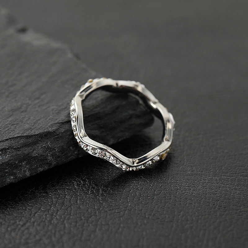 跨境新品钛钢戒指女小众高级陶泥钻镶钻波浪形戒指不锈钢饰品批发详情4