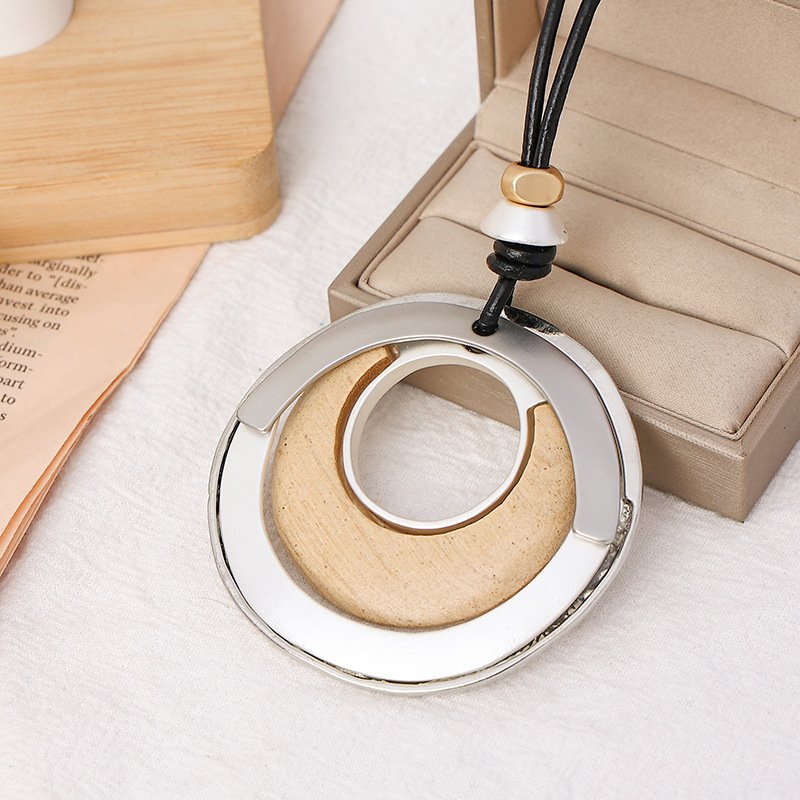 跨境亚马逊爆款欧美外贸木头圆形饰品秋冬女士时尚简约项链毛衣链详情9