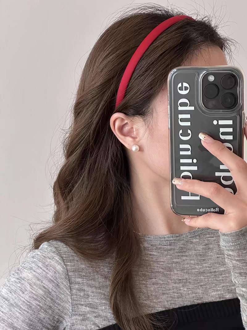 The 2025 new Korean simple blue thin hairband is a versatile accessory for women when they go out. It can be used for washing the face, pressing the hair, bundling the hair, hairpins and hair accessories pic 3