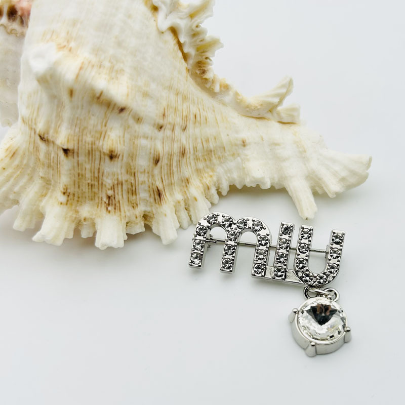 高档精致闪钻miu字母胸针女防走光网红ins百搭别针扣固定衣服配饰详情3