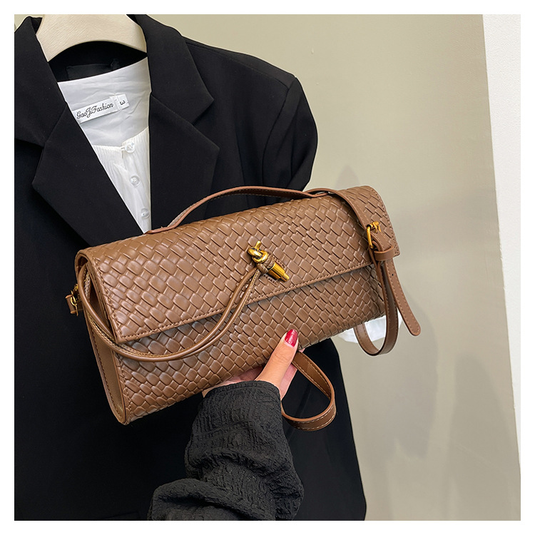 A new cross-border woven pattern single-shoulder crossbody bag with a retro texture, a hand-held baguette bag, and a versatile and elegant evening clutch pic 14