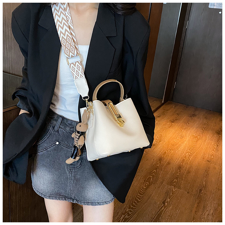 高级感大容量水桶包女2024新款潮韩系百搭宽肩带单肩包洋气斜挎包详情27