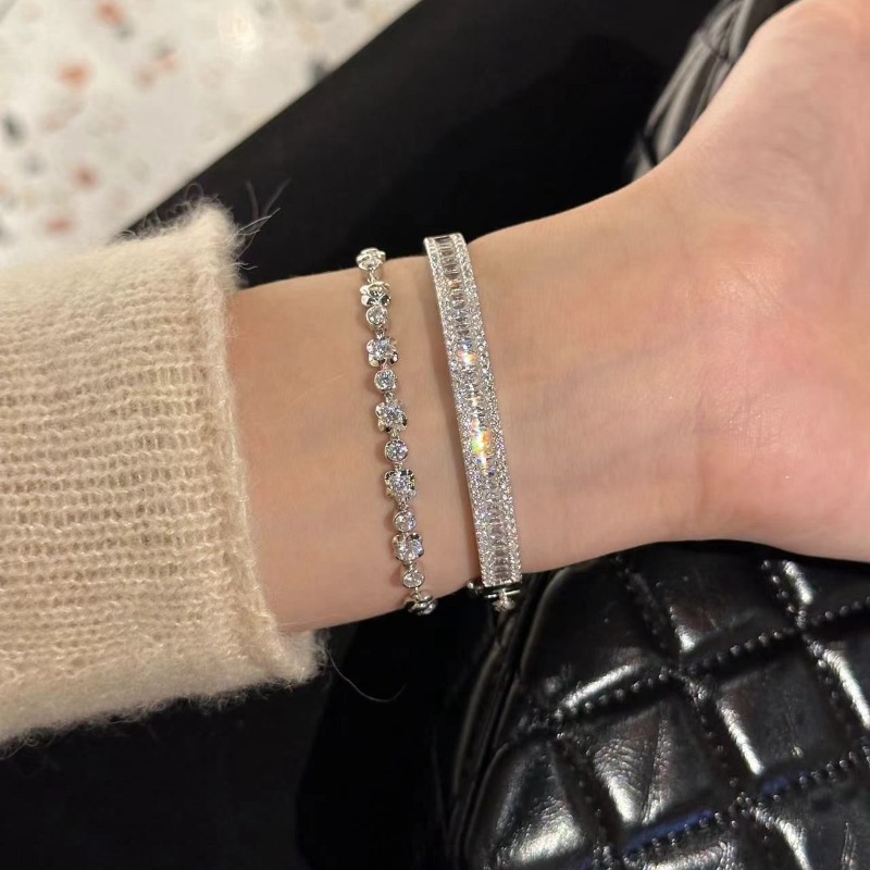 A light luxury and high-end silver full-diamond square diamond bracelet, exquisitely crafted with row diamonds, a luxurious and stylish bracelet pic 6