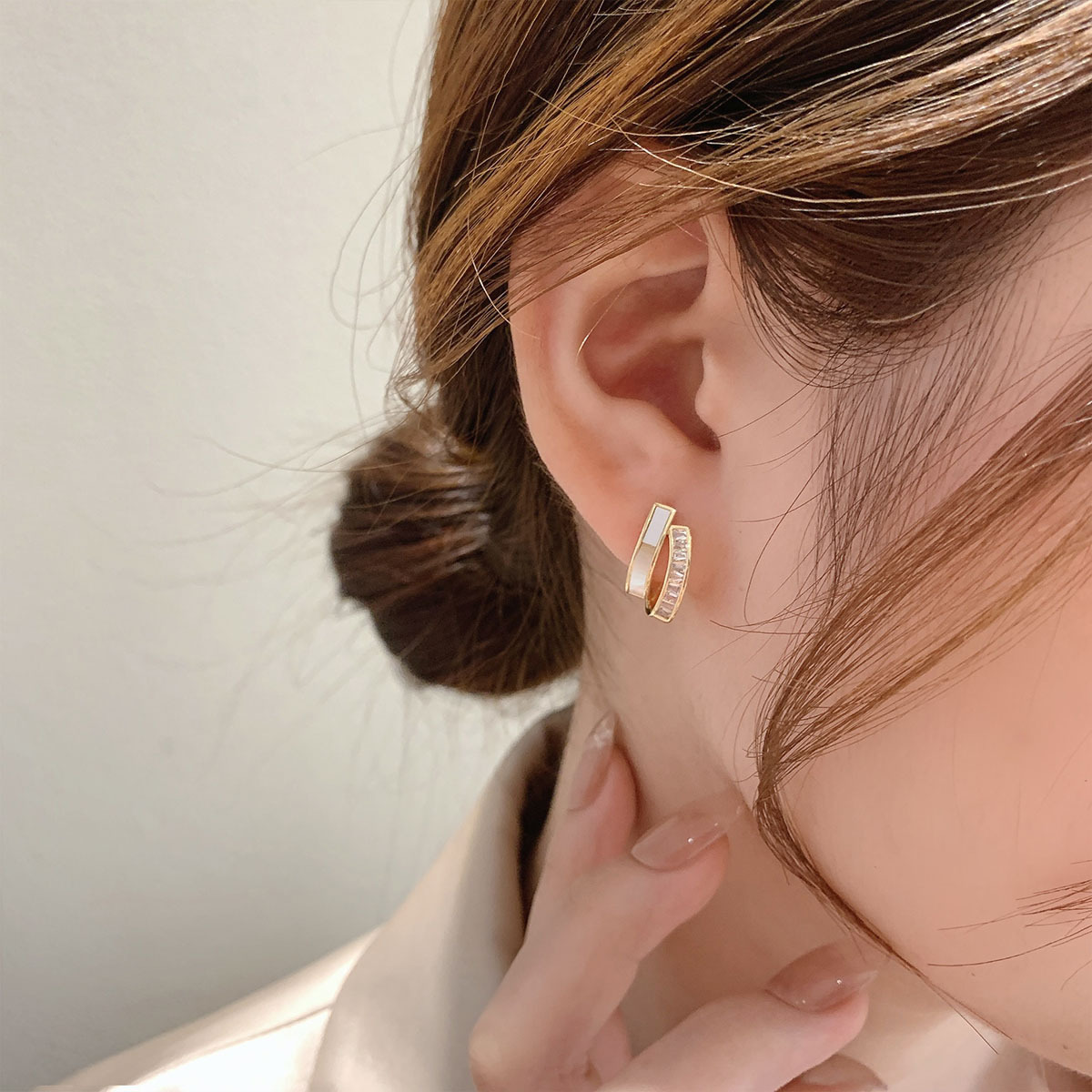 The shell double-layer stud earrings are a niche design for women. The Korean minimalist and high-end light luxury ear ring earrings are a trendy accessory pic 4