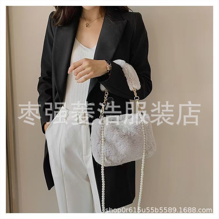 手提毛绒小方包女士单肩包包新款小众链条斜挎包时尚方包毛毛包详情25