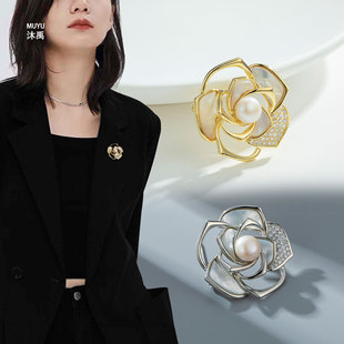 Original design natural mother-of-pearl star raindrop brooch, fashionable, light luxury, dynamic design, delicate and versatile brooch pic 2