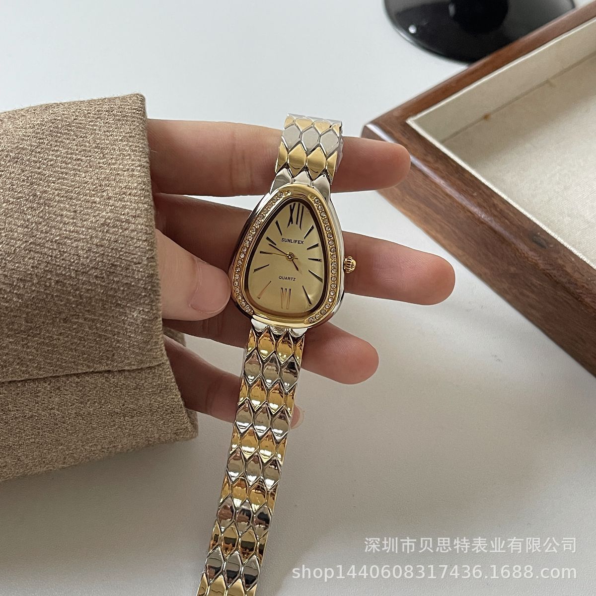A popular and niche design item in foreign trade, a golden mid-style bracelet watch for women, is light luxury and retro. One-piece consignment service pic 7