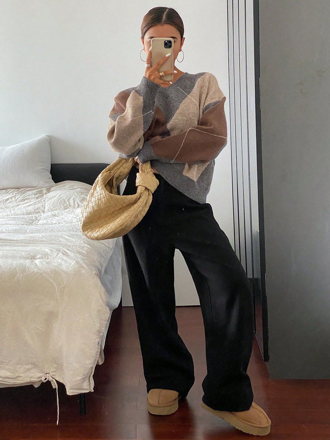A retro color-blocking diamond-shaped V-neck sweater for women, a laid-back Korean-style knitted sweater, a casual and fashionable base layer for a trendy top pic 4
