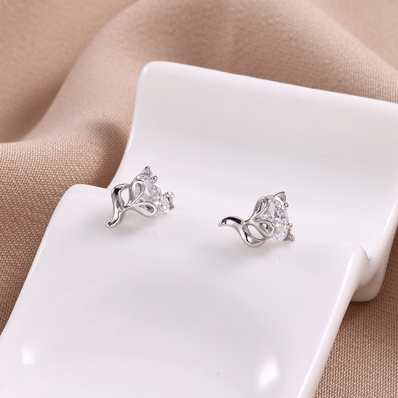 Zhuoheng Select s925 sterling silver Little Fox earrings are high-end, versatile, fashionable and elegant. They feature a niche design and are sweet and cute pic 5