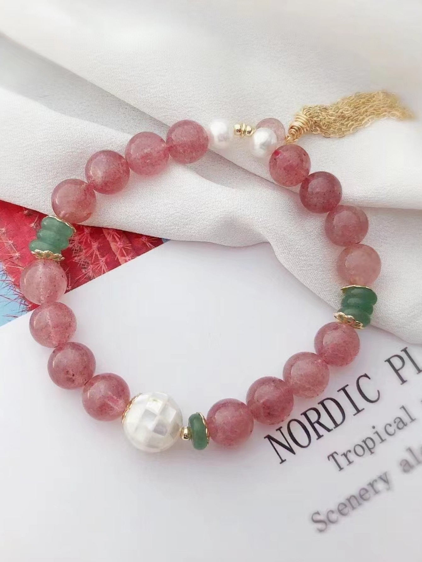 The retro strawberry crystal tassel bracelet is versatile, fresh, sweet and cute, with a delicate fragrance style pic 1