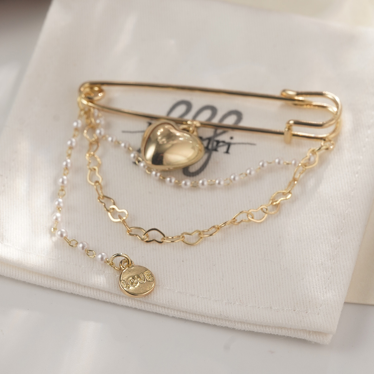 Pearl three-dimensional heart-shaped brooch on Instagram, trendy and unique, small chanel-style brooch, high-end pearl, retro, simple and fashionable pic 24