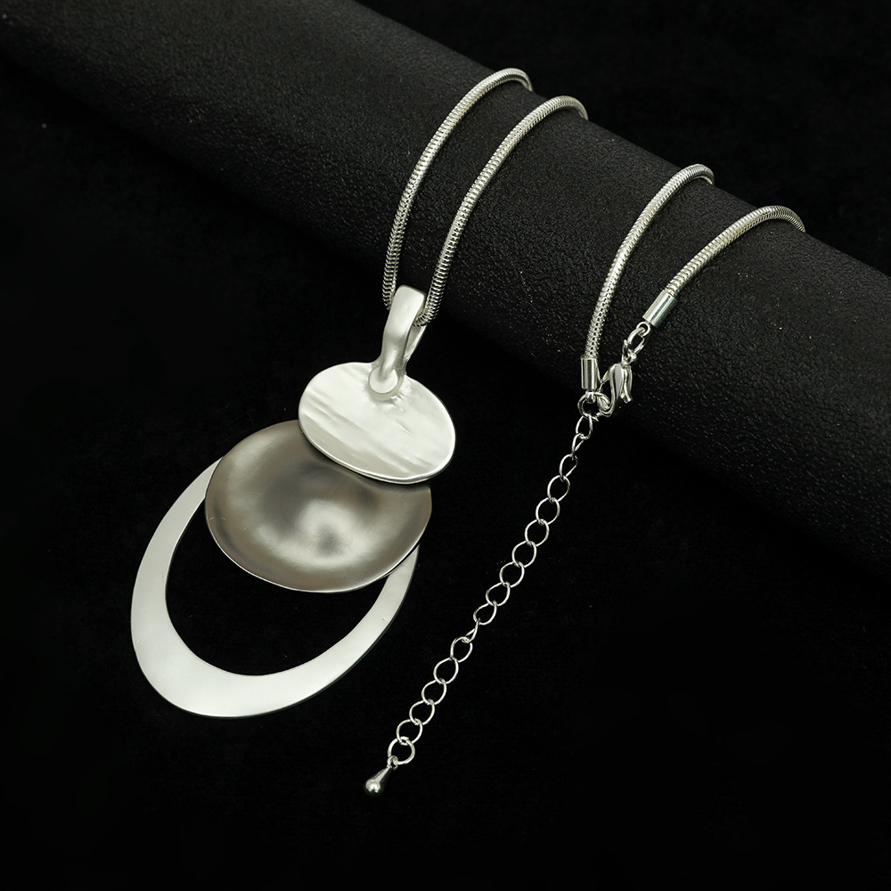 欧美新款女士长款毛衣项链撞色金属环形几何吊坠夸张个性小众项链详情5