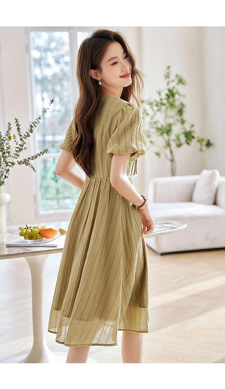 New Chinese-style button-up dress ~ Stylish and slimming texture dress for women 2024 summer, a new mid-length skirt with puffed sleeves pic 4