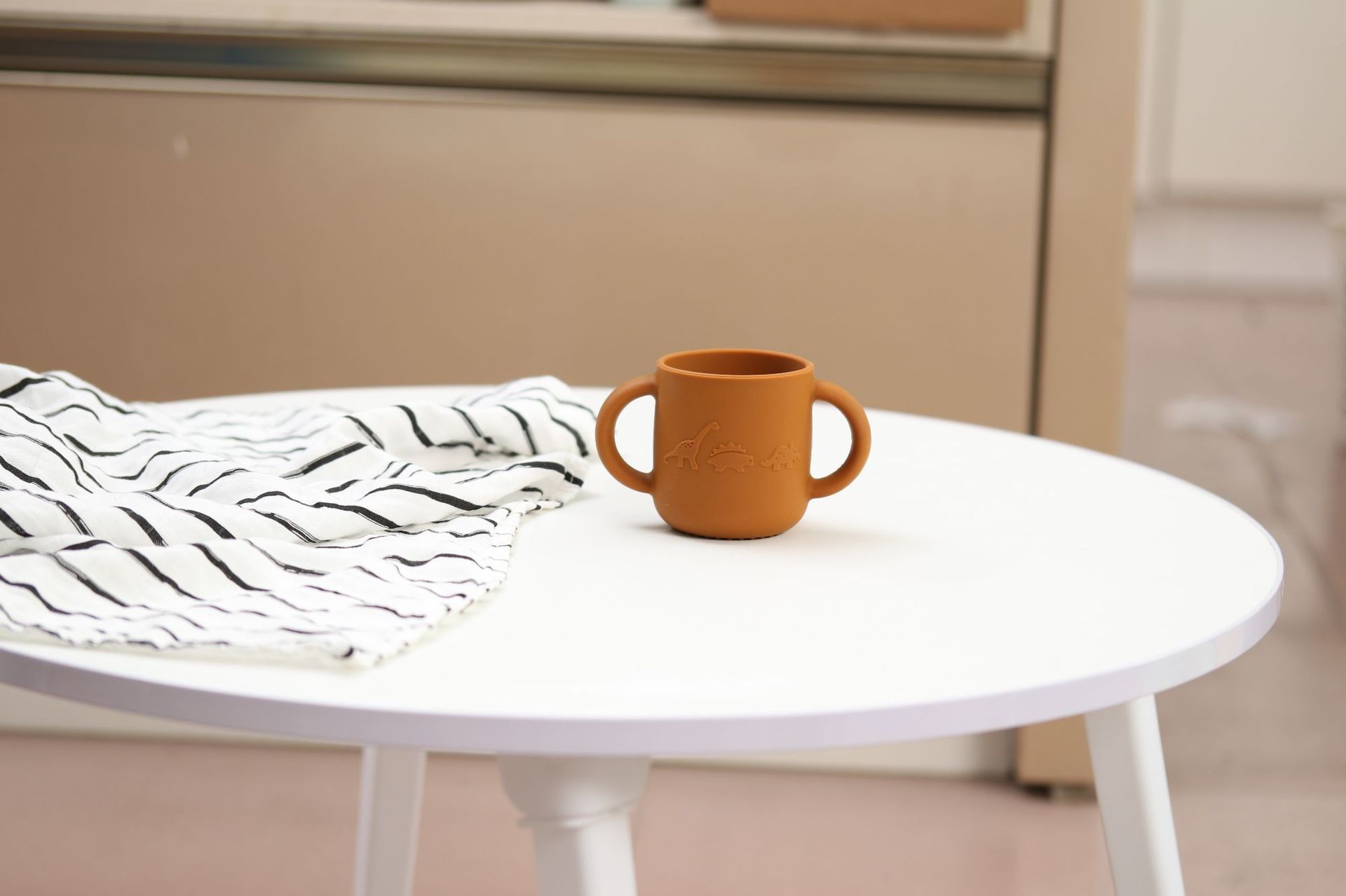 「母婴好物」宝宝防摔水杯卡通恐龙双柄水杯食品级硅胶学饮水杯详情6