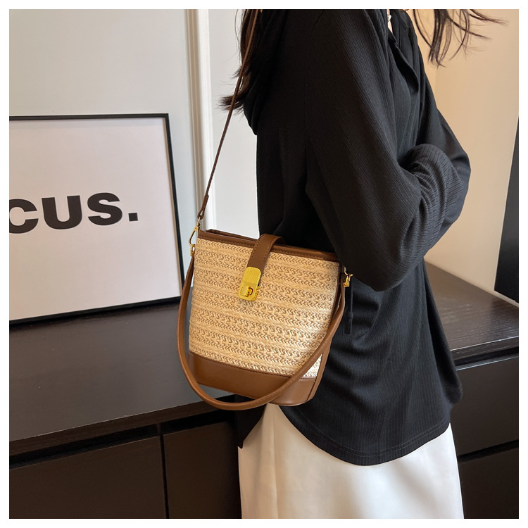 时尚手提编织包包女2023新款高级质感草编包单肩斜挎包休闲水桶包详情16