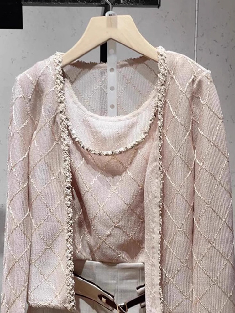 A unique and super beautiful two-piece French style pink knitted sweater with a halter top for women in early spring 2025 pic 4