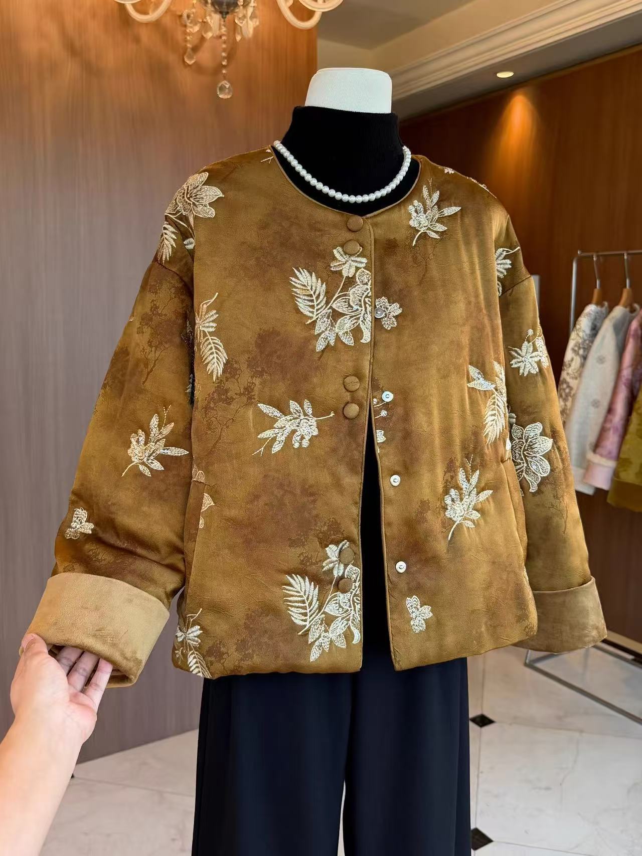 2025新款新中式国风棉衣女冬季时尚复古重工刺绣老钱风夹棉外套详情1