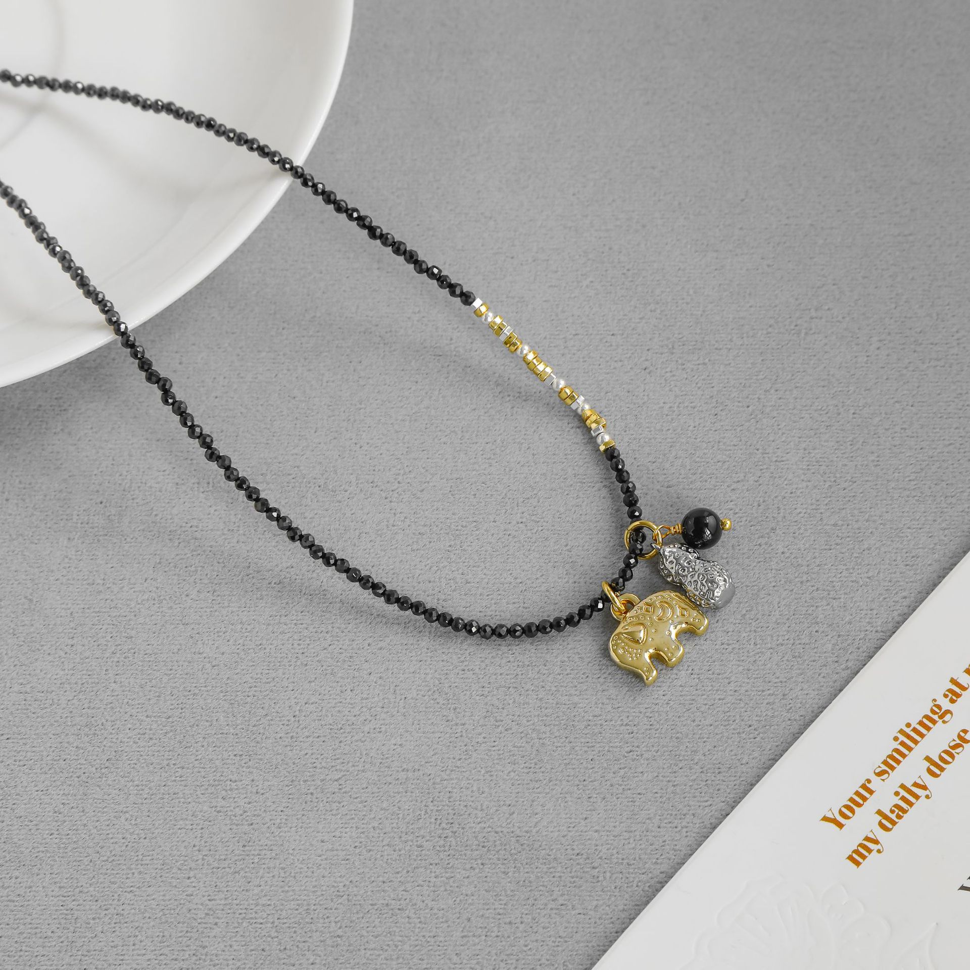 LAZY家好事花生小象项链 气质百搭精致感黑玛瑙串珠小象锁骨链详情5