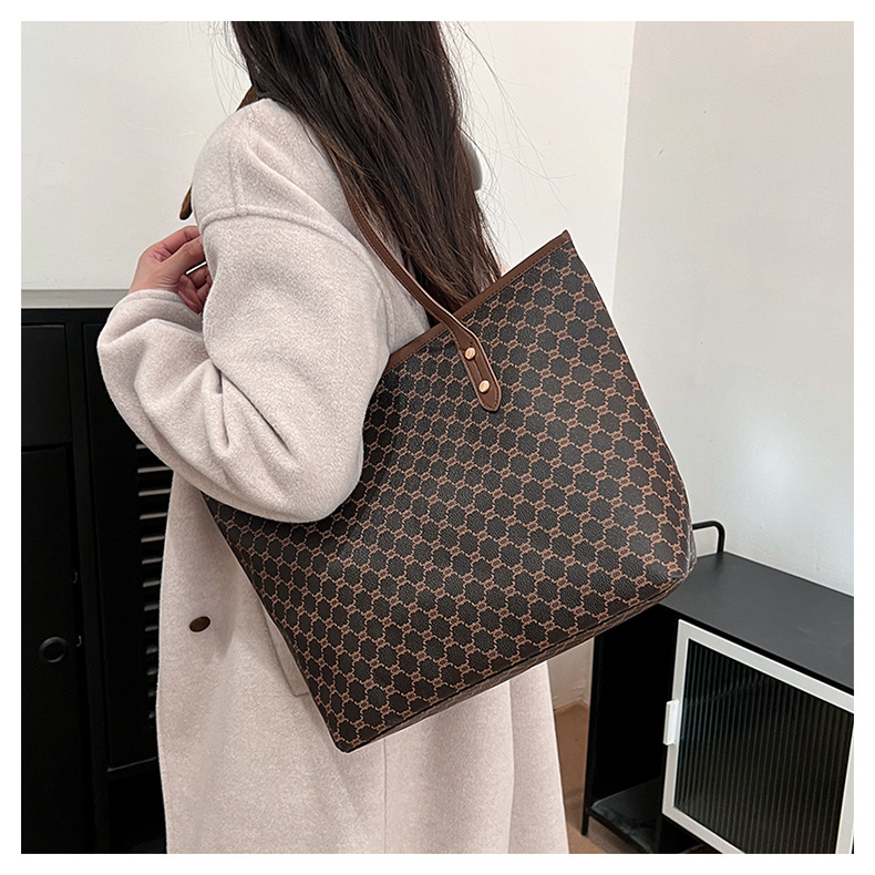 A simple and fashionable large-capacity bag for women in 2025, a trendy six-year tote bag for women, a large-capacity single-shoulder bag for commuting pic 14
