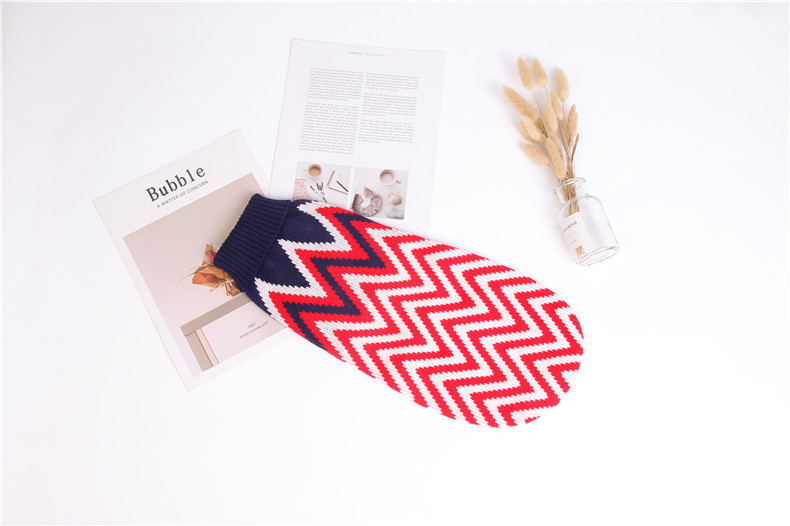 Factory direct sales of pet clothes, autumn and winter teddy pet warm sweaters, British fashionable and cool cat and dog clothing pic 1