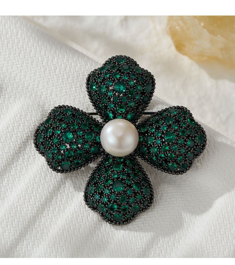 Luz de lujo multicolor cuatro flores broche aleación de cobre micro incrustado con circonio perlas de agua dulce premium sense vestimenta nuevos pins para mujeres pic 18