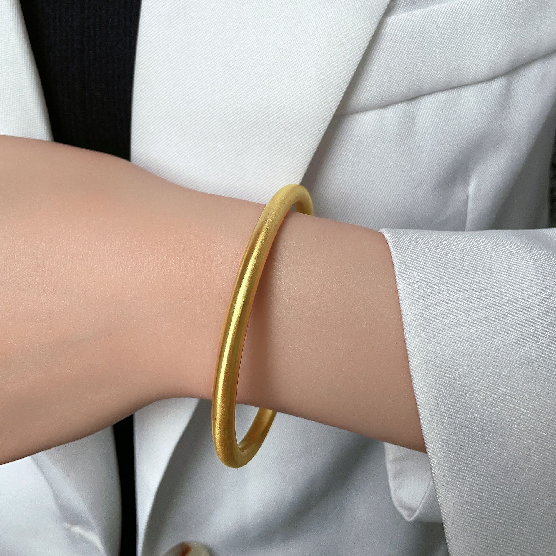 新款爆款古法传承手镯女钛钢镀18k金色拉丝素圈手环不掉色手镯详情4