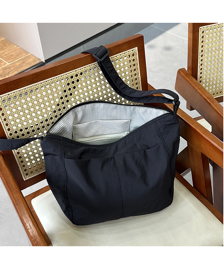 新潮斜挎邮差包日系休闲尼龙单肩托特包男女设计感小众通勤斜挎包详情8