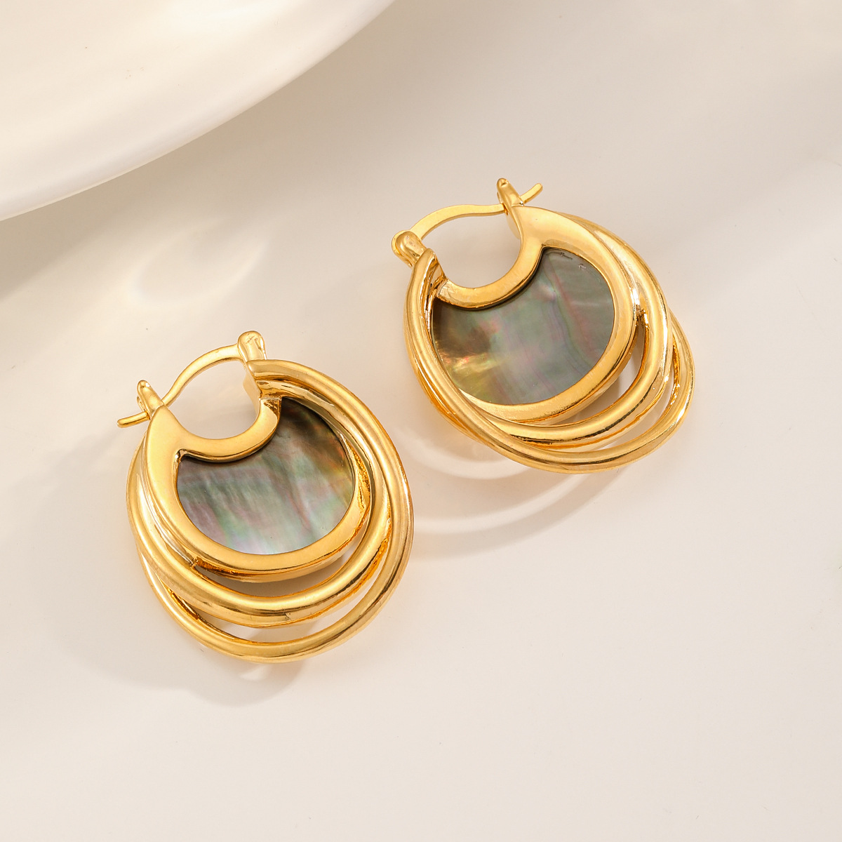 娜莎欧美跨境铜镀18K金老钱风耳钉彩色双面贝母耳环度假风高级感详情5