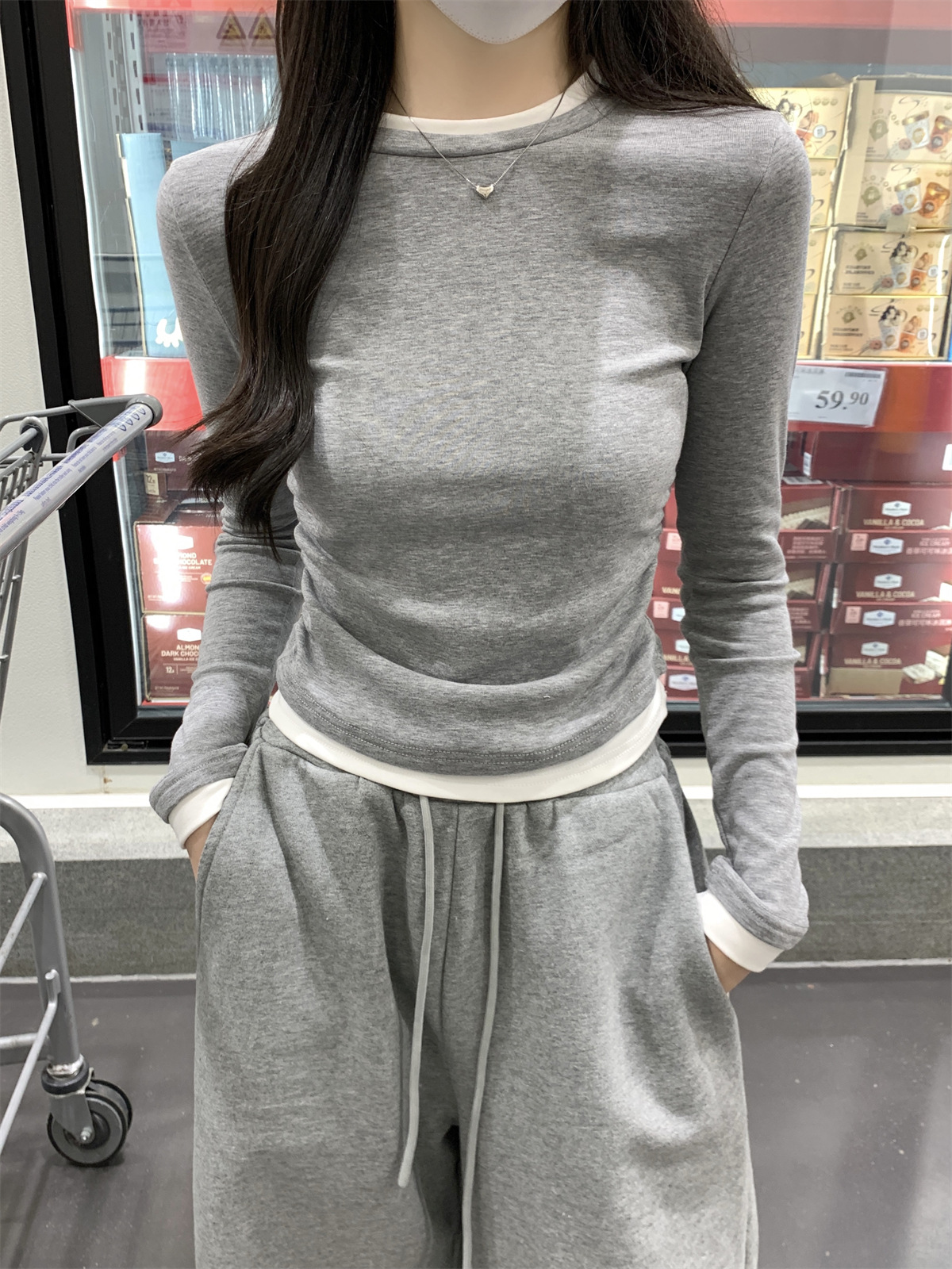 A trendy and unique round-neck color-blocking fake two slimming cotton long-sleeved T-shirts for women, a new grey top from Spring and autumn pic 11