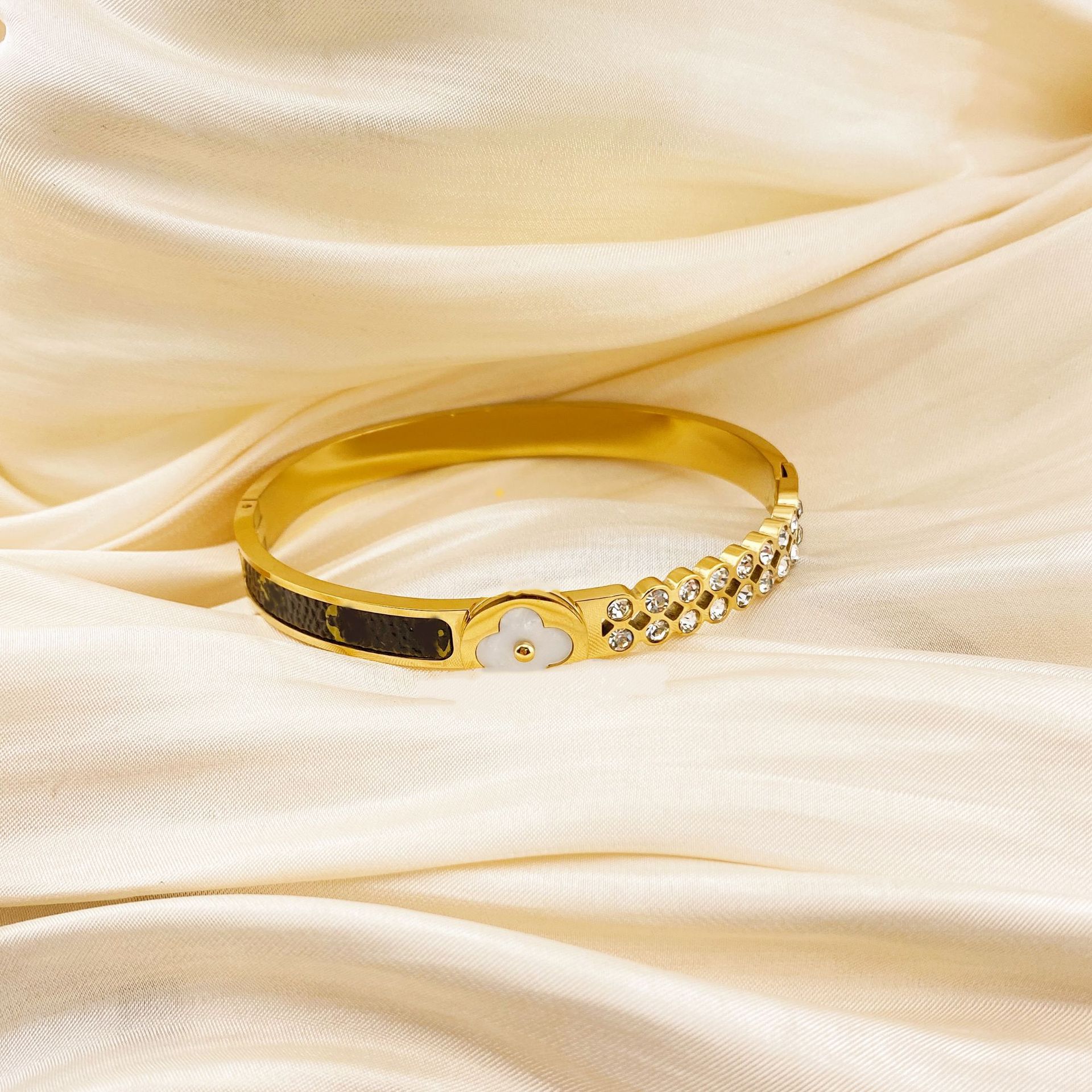 The four-leaf Clover series bracelet with a European and American light luxury style, made of titanium steel, exudes a sense of high-end simplicity and individuality. It is a fashionable and trendy jewelry pic 8