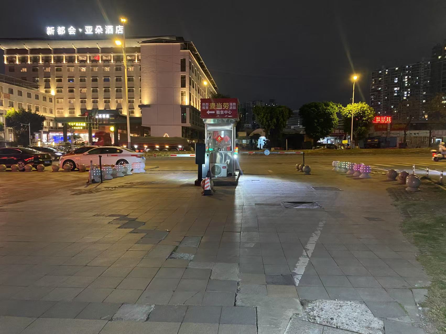 Solar energy luminous stone ball commercial Plaza Luminous vehicle barrier stone ball roadblock anti-collision mobile phone charging smart stone pier pic 3