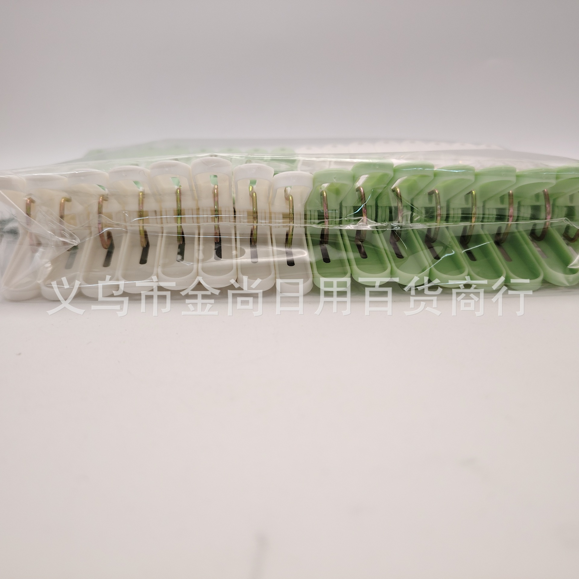 Factory direct sales of strong windproof clips, two-color mixed drying clips, plastic clothes drying clips, anti-slip small clips, retail and wholesale pic 4