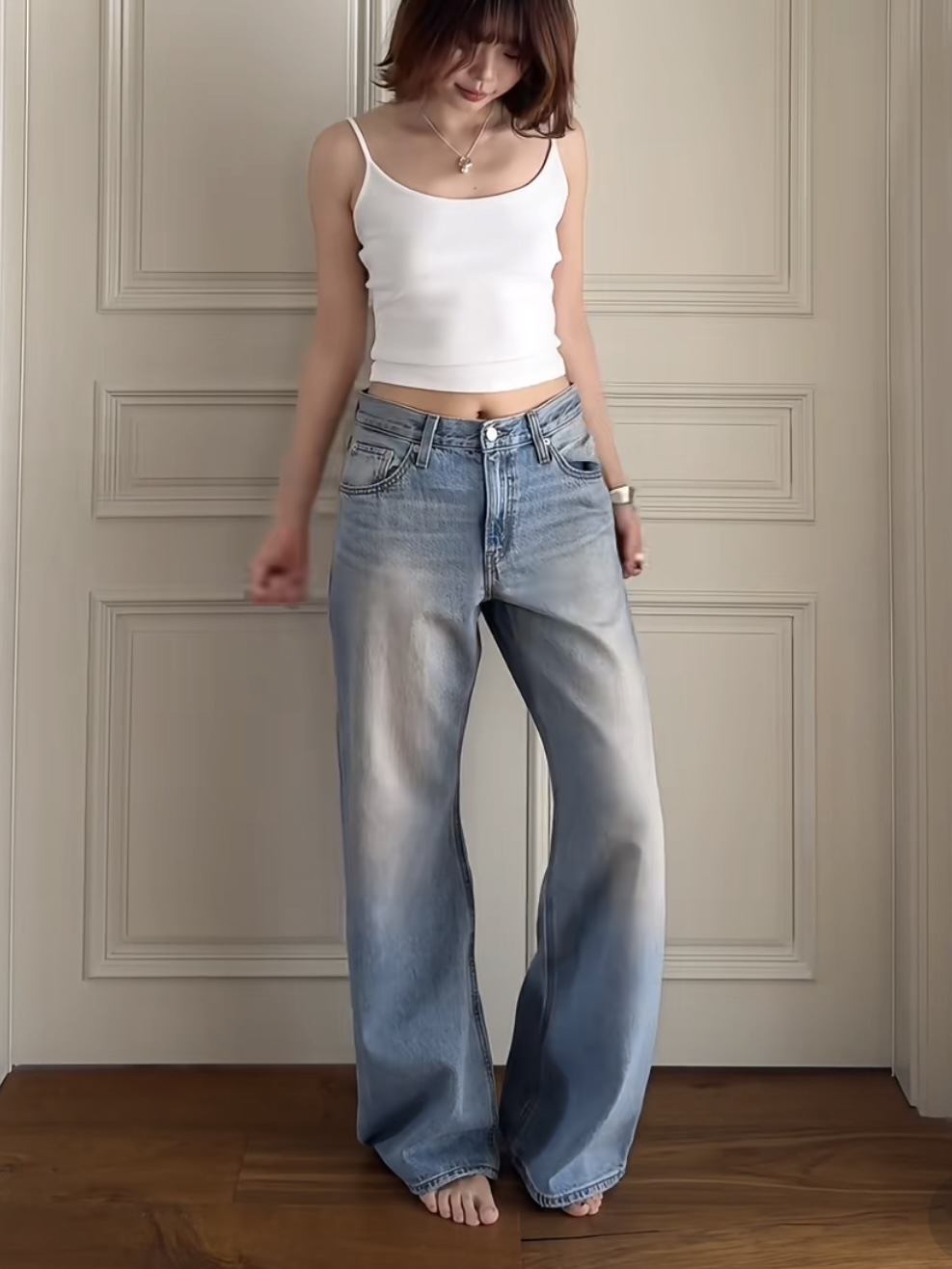 The new loose, slightly flared jeans for early spring are a perfect match for women with a high waist, which can lift the buttocks and make them look slimmer pic 2