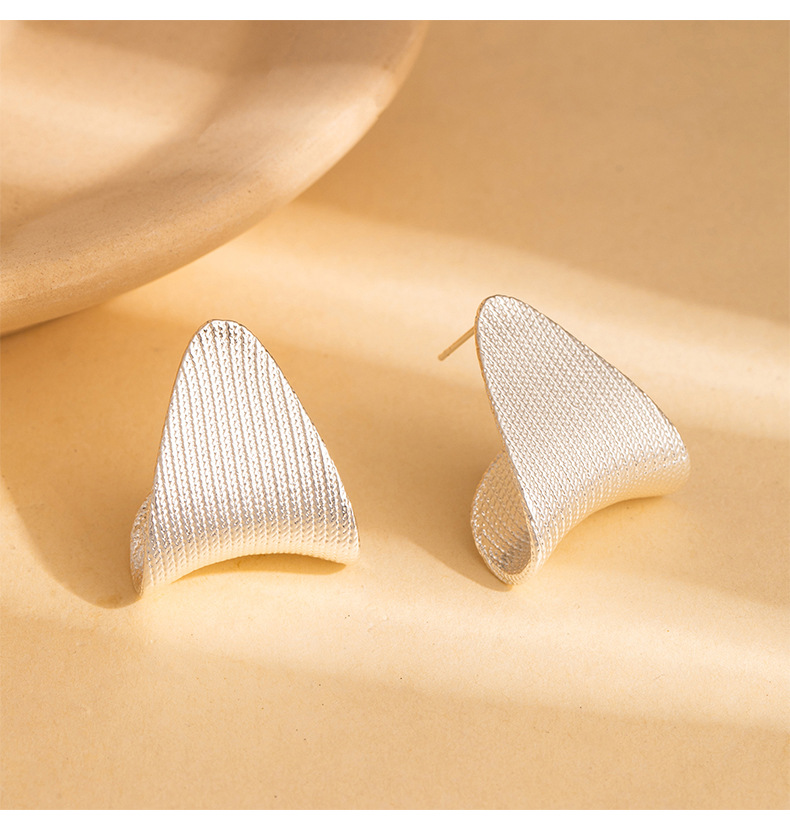 European and American style simple textured triangular ear studs, niche, light luxury, elegant and high-end, personalized and fashionable earrings pic 7