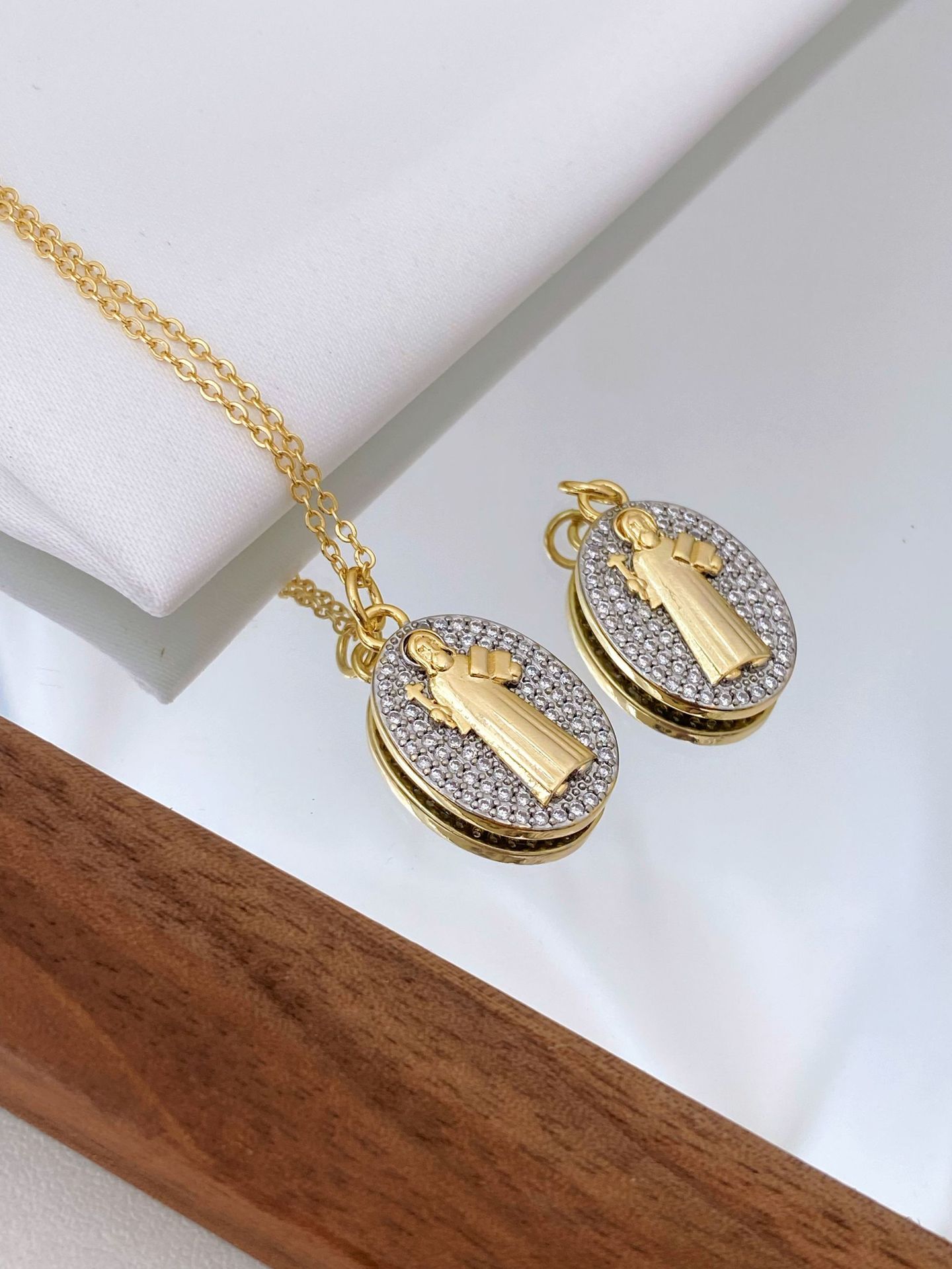 European and American fashion high-end oval brand Virgin Mary inlaid zircon two-color pendant collarbone necklace accessory pic 6